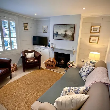 Stylish 3Br Cowes Cottage Close To The Waterfront Exterior photo