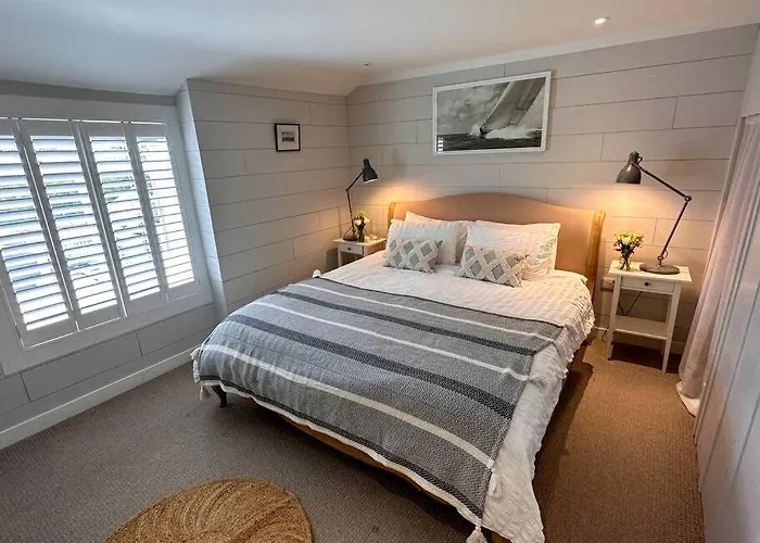 Stylish 3Br Cowes Cottage Close To The Waterfront