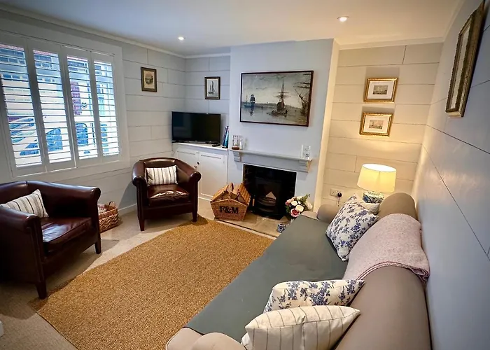 Stylish 3Br Cowes Cottage Close To The Waterfront